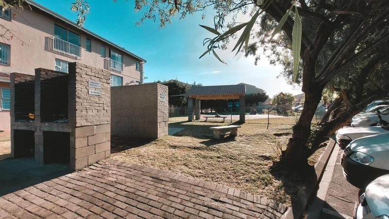 To Let 1 Bedroom Property for Rent in Oakglen Western Cape